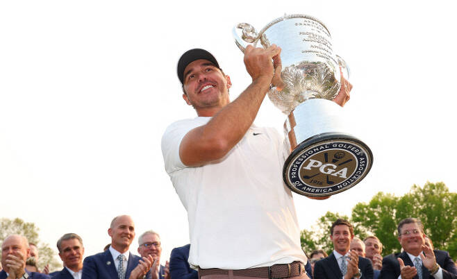 브룩스 켑카가 22일 미국 뉴욕주 로체스터의 오크힐CC에서 열린 PGA 챔피언십 최종라운드에서 우승을 차지한 뒤 트로피를 들어 올리고 있다. 로체스터 | AFP연합뉴스