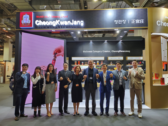 Fourth from right, Her Chul-ho, CEO of Korea Ginseng Corporation (KGC), is taking a group photo with Hong Kong and Macau officials at the CheongKwanJang booth at the 2023 TFWA World Exhibition & Conference. [KOREA GINSENG CORPORATION]