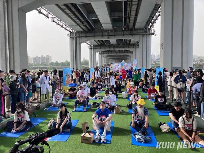 2023 한강 멍때리기 대회에서 멍때리는 참가자들과 그 모습을 지켜보는 시민들.&nbsp; &nbsp;사진=조유정 기자