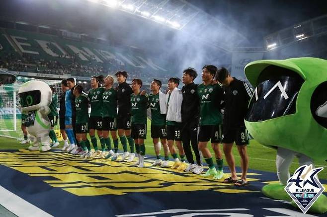 지난 21일 수원FC전 승리 후 팬들과 기쁨을 나누는 전북 현대 선수단.&nbsp; &nbsp;프로축구연맹