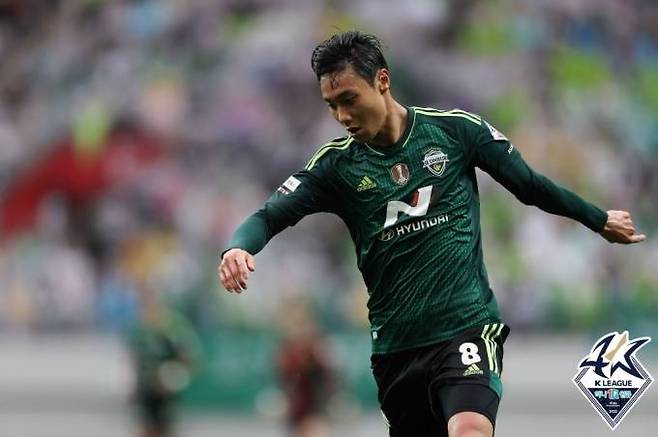 슈팅을 시도하는 전북 현대의 백승호.&nbsp; &nbsp;프로축구연맹