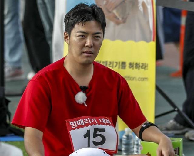 방송인 강남이 21일 한강 멍때리기 대회에 참가해 허공을 바라보고 있다. 뉴시스