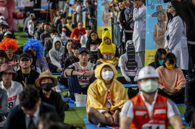 21일 서울 서초구 반포한강공원 잠수교에서 열린 '2023 한강 멍때리기 대회' 참가자들. 뉴시스