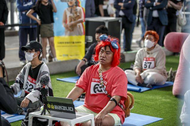 21일 서울 서초구 반포한강공원 잠수교에서 열린 '2023 한강 멍때리기 대회' 참가자. 뉴시스