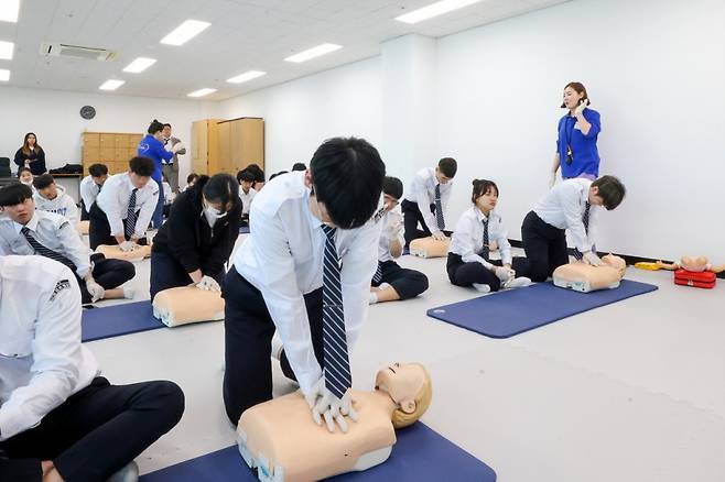 경남정보대가 경찰경호학과 학생을 대상으로 심폐소생술 교육을 하고 있다./사진제공=경남정보대