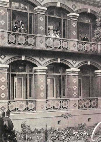 1907년 돈덕전에서 고종과 순종·영친왕 등이 2층 베란다에 나와 있다./사진=문화재청