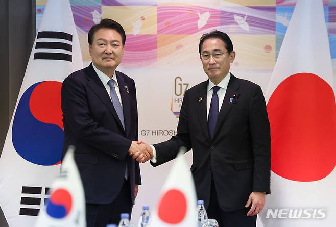 [히로시마=뉴시스] 홍효식 기자 = 주요 7개국(G7) 정상회의 참관국 자격으로 일본을 방문 중인 윤석열 대통령이 21일 히로시마 평화기념공원 국제회의장에서 열린 한일 정상회담에서 기시다 후미오 일본 총리와 악수하고 있다. 2023.05.21. yesphoto@newsis.com