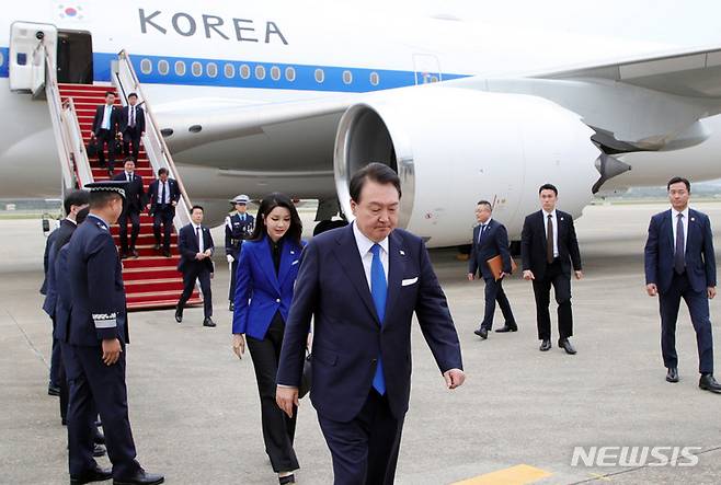 [성남=뉴시스] 홍효식 기자 = 주요 7개국(G7) 정상회의 일정을 마친 윤석열 대통령과 부인 김건희 여사가 21일 경기 성남 서울공항에 도착, 공군 1호기에서 내려 이동하고 있다. 2023.05.21. yesphoto@newsis.com