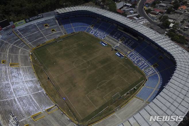 [산살바도르=AP/뉴시스] 20일(현지시간) 엘살바도르 산살바도르 쿠스카틀란 경기장에서 압사 사고가 발생했다. 이 사고로 최소 12명이 숨졌다. 사진은 경기장 모습. 2023.05.22.