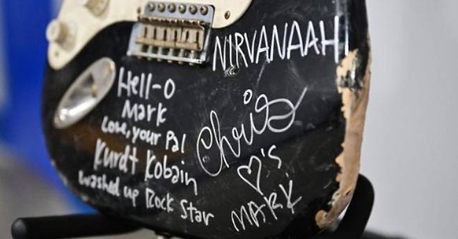 2일 미국 캘리포니아주 가데나에서 열리는 경매에서 커트 코베인이 연주 도중 부순 기타가 전시되어 있다. 가데나=AFP연합뉴스