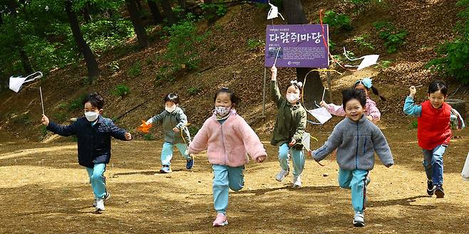 경기 과천시 아해한국전통문화어린이박물관의 야외 공간인 아해숲에서 어린이들이 오징어놀이를 체험하고 있다. 4000평 넓이의 아해숲은 다양한 전통 놀이를 몸으로 직접 체험할 수 있는 공간이다.