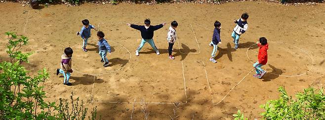 오징어놀이를 체험하는 어린이들.