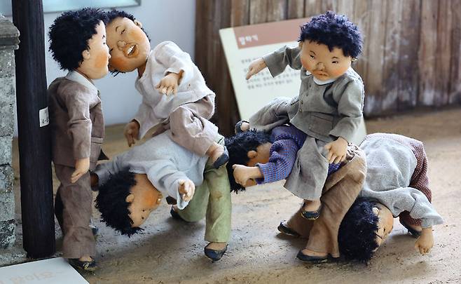 어린이들이 말타기 놀이를 하며 즐거워하는 모습을 나타낸 디오라마.