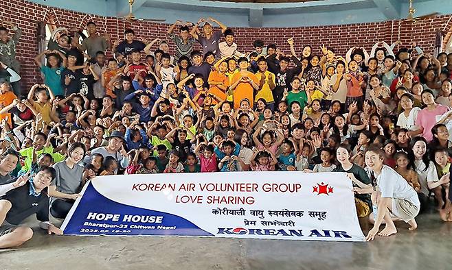 대한항공 사내봉사단 회원들이 네팔 치트완 지역 어린이 보육원에서 봉사활동을 한 뒤 기념 촬영을 하고 있다. 대한항공 제공