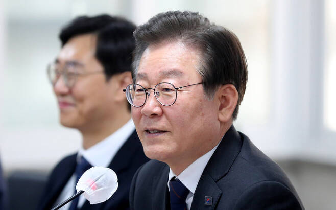 이재명 더불어민주당 대표가 22일 오후 서울 여의도 국회에서 열린 원외지역위원장 간담회에 참석해 발언하고 있다. 뉴시스