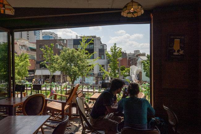 서울 연남동 카페에서 내려다본 경의선숲길