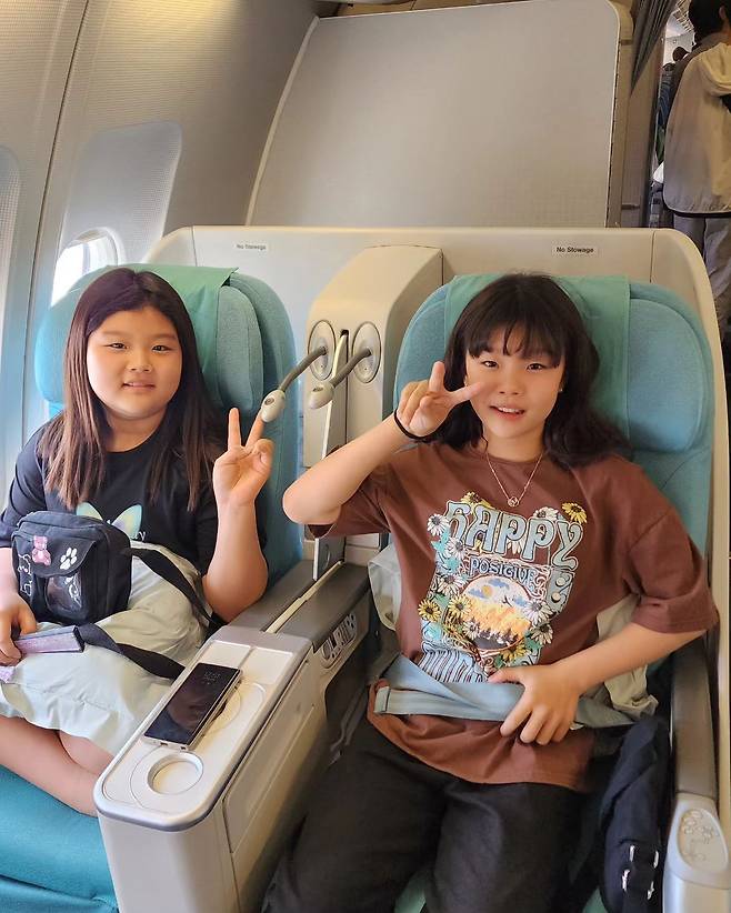 The Lee Dong-gook family went on a trip to Jeju Island.On the 21st, Lee Su-jin posted several photos with the article Leave.In the photo, Brother and Sister are taking a leisurely time on board the Planes business class. Surely, SuA smiled brightly with a Viza pose.Jassie and Jassie spent some Dorandoran time looking at their phones.The netizens said, I envy you ~ We will meet soon. I hope you will travel well, You look so good because you are happy, I do not think you can have five children, but I am so envious and good, I envy you. He said.Lee Dong-gook and Lee Su-jin have 5Brother and Sister to Jashi Jaea, Sua SuA, and Xian, and have released their family life in various entertainments including Superman Returns.Photo by Lee Su-jin