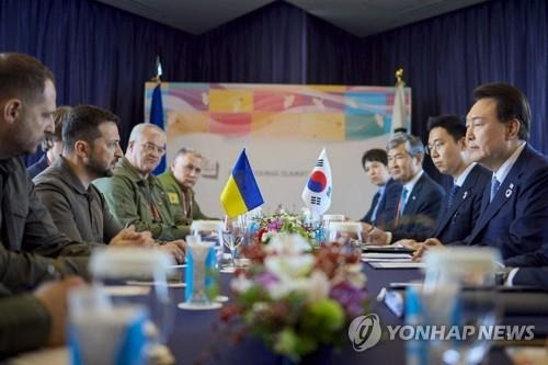 日 히로시마서 양자 회담하는 윤석열 대통령과 젤렌스키   (히로시마 AFP=연합뉴스) 윤석열 대통령(오른쪽에서 첫 번째)과 볼로디미르 젤렌스키 우크라이나 대통령(왼쪽에서 두 번째)이 21일 일본 히로시마에서 주요 7개국(G7) 정상회의와 별도로 열린 양자 회담에 참석하고 있다. 젤렌스키 대통령은 이날 회담에서 한국의 인도적·비살상(장비) 지원에 대해 감사를 표시했다. 2023.05.21
    ddy04002@yna.co.kr