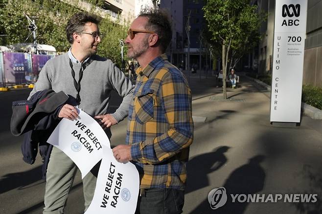 스탠 그랜트에 대한 인종차별 공격에 항의하는 지지자들 [AP=연합뉴스 자료사진. 재판매 및 DB 금지]