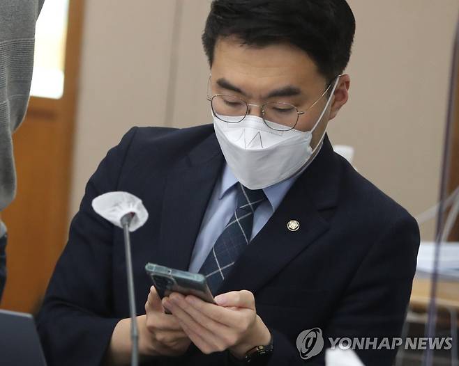 스마트폰 확인하는 김남국 의원 [연합뉴스 자료사진]
