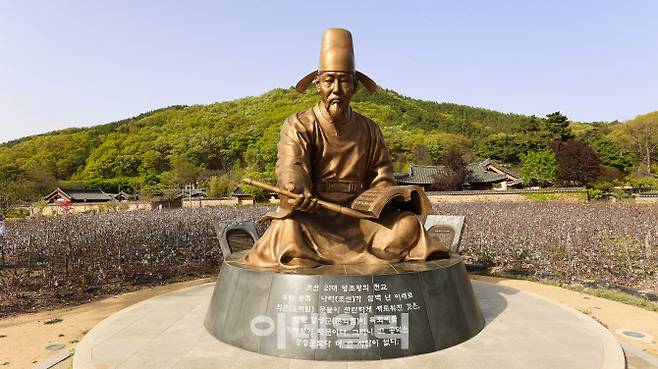 대구 인흥마을 앞에 있는 문익점 선생 동상