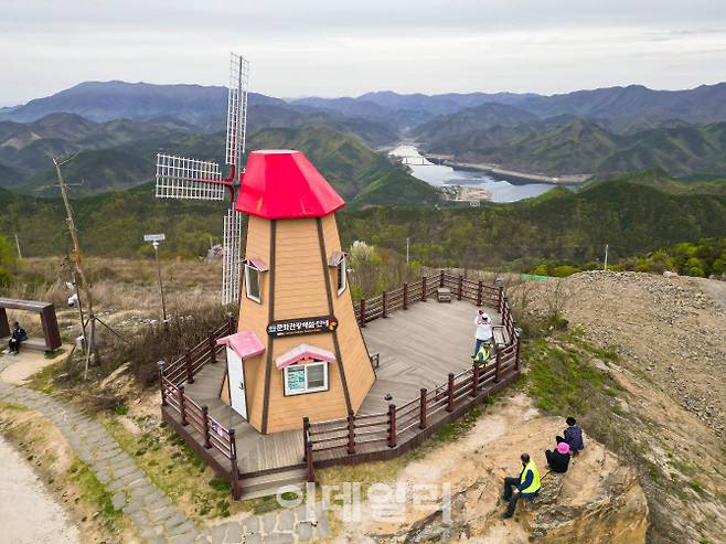 이국적인 분위기의 풍차전망