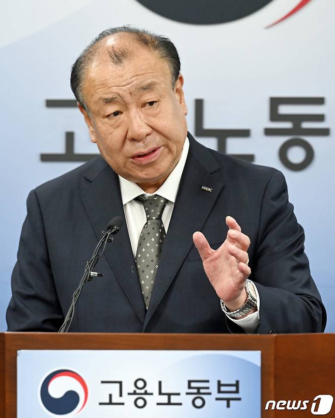어수봉 산업인력공단이사장이 23일 오전 세종시 정부세종청사 고용노동부 브리핑룸에서 2023년 국가기술 자격 실기 시험 운영 관련 브리핑에서 어두운 표정으로 취재진의 질문에 답하고 있다. .2023.5.23/뉴스1 ⓒ News1 김기남 기자