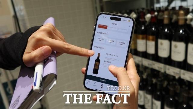 최혜진 롯데마트 보틀벙커팀 마케터가 앱 사용법을 알려주고 있다. /이상빈 기자