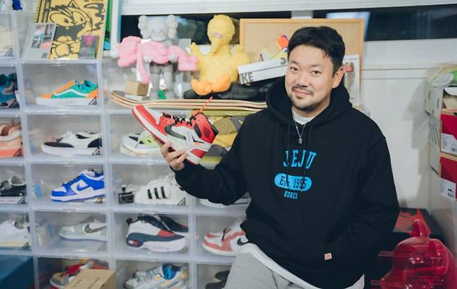 와디와 그의 소장품 중 하나인 에어 조던 오프화이트 시카고_출처 : 와디의 신발장