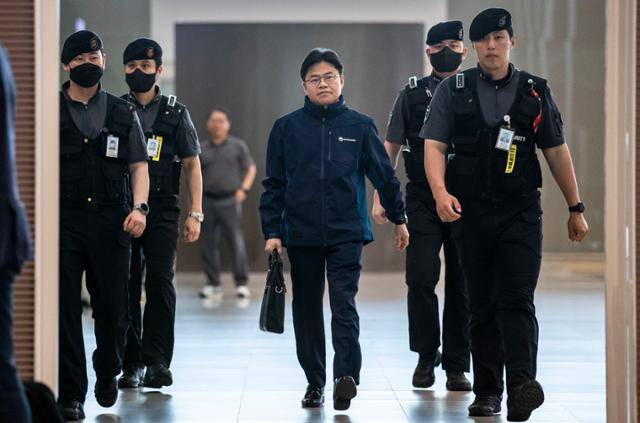 후쿠시마 원전 전문가 현장시찰단장인 유국희 원자력안전위원회 위원장이 21일 오전 인천국제공항 제2터미널 출국장에서 출국을 위해 이동하고 있다. 뉴시스