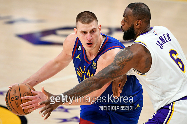 지난 21일 로스 앤젤레스 크립토닷컴 아레나에서 열린 2022~23 NBA 플레이오프 서부 콘퍼런스 결승 3차전 LA레이커스와 덴버 너기츠의 경기. 니콜라 요키치와 르브론 제임스가 경합을 펼치고 있다. 게티이미지