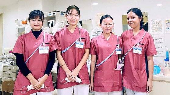 도쿄 신주쿠구 소재 개호(요양)시설에 종사하는 이주노동자들. 왼쪽부터 슈 띠엔(24·미안먀), 나오 와 뚜와(24·미얀마), 마리 크리스틴(25·필리핀), 악셀 네이딘(21·필리핀). ※이주노동자들은 평소 마스크를 착용하고 근무하나 촬영을 위해 잠시 벗었다. 도쿄=이영근 기자