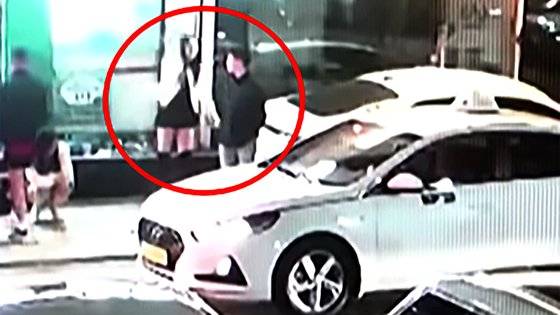 사건 당시 모습이 담긴 폐쇄회로(CC)TV 화면. 피해자 A씨가 가해 남성 일행이 앞에 서 있는 가운데, 무언가를 던지는 듯한 모습. 유튜브 채널 궁금한이야기y 캡처