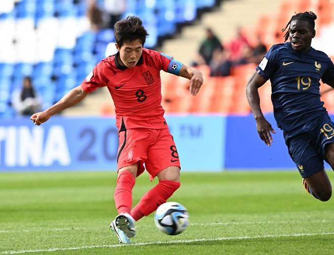 선제골 넣는 이승원 한국 20세 이하(U-20) 축구대표팀 이승원이 23일 아르헨티나 멘도사 스타디움에서 열린 프랑스와의 2023 U-20 월드컵 조별리그 F조 1차전에서 선제골을 넣고 있다. 대한축구협회 제공