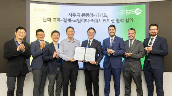 Representatives from the Saudi Tourism Authority, Kakao, Kakao Mobility, Kakao Pay and Kakao Entertainment pose for a photo during a meeting held at Kakao's office building in Pangyo, Gyeonggi, Tuesday. [KAKAO]