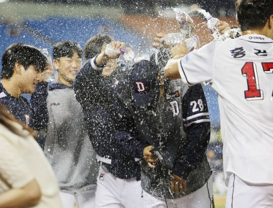 1844일만에 통산 130승을 달성한 장원준이 동료들의 축하 물세례를 받고 있다.[연합뉴스]