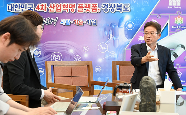 Governor Lee Cheol-woo of North Gyeongsang Province, right, speaks during a interview with Maeil Business Newspaper at his office on May 10. [Photo provided by Gyeongbuk Provincial Government Office]