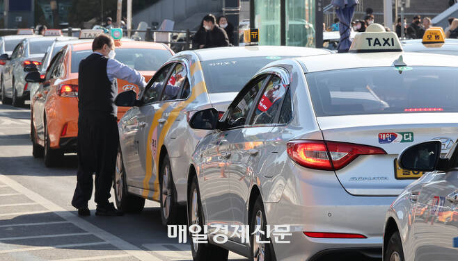 지난 2월 19일 서울 시내 택시정류장에 빈 택시들이 길게 정차해 있다. [이충우기자]