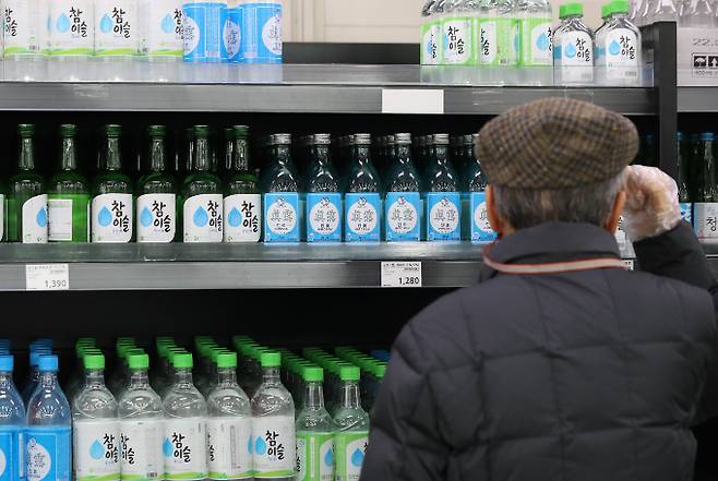 사진은 서울의 한 대형마트에 진열된 소주. /사진=뉴스1