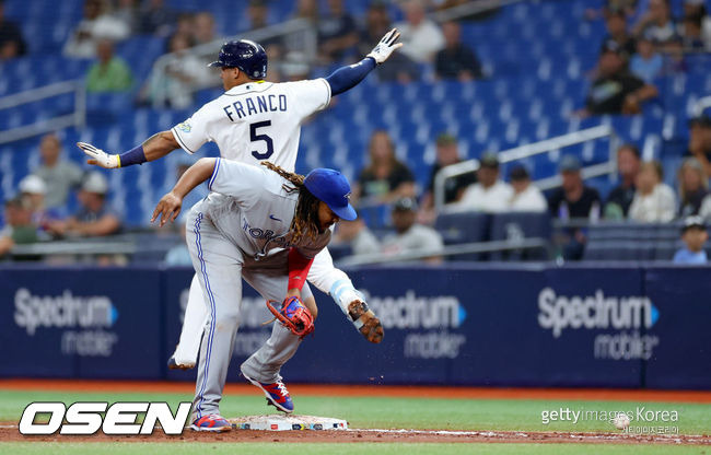 [사진] 실책을 저지른 토론토 1루수 블라디미르 게레로 주니어. ⓒGettyimages(무단전재 및 재배포 금지)