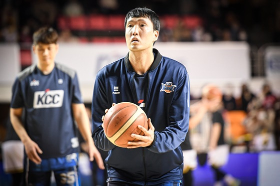 경기 전 몸 푸는 이종현. /사진=KBL 제공