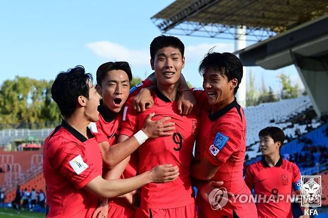 결승골 넣은 이영준 (서울=연합뉴스) 23일(한국시간) 아르헨티나 멘도사 스타디움에서 열린 2023 국제축구연맹(FIFA) 20세 이하(U-20) 월드컵 대한민국 대 프랑스 조별리그 F조 1차전에서 이영준이 골을 넣은 후 동료들과 함께 기뻐하고 있다. 2023.5.23 [대한축구협회 제공. 재판매 및 DB 금지] photo@yna.co.kr