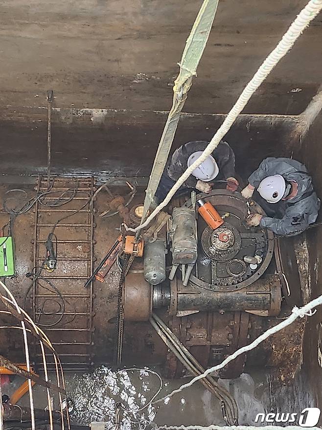 지난 2월12일 광주 덕남정수장의 정수지 밸브가 고장나 단수 현상을 겪는 가운데 작업자들이 고장난 밸브를 여는 작업을 하고 있다. 2023.2.12./뉴스1