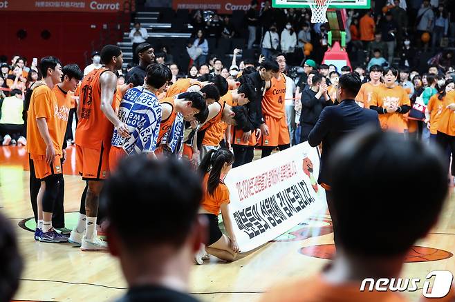 19일 경기 고양시 고양체육관에서 열린 SKT 에이닷 프로농구 2022-2023 KBL 플레이오프 4차전 고양 캐롯 점퍼스와 안양 KGC 인삼공사의 경기, 89대61로 패하며 시즌을 마무리 한 캐롯 선수들이 팬들을 향해 인사하고 있다. 2023.4.19/뉴스1 ⓒ News1 유승관 기자