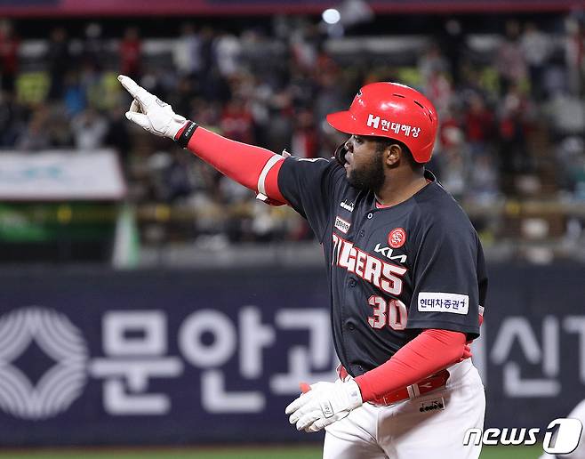 13일 오후 경기 수원시 KT위즈파크에서 열린 '2022 신한은행 SOL KBO 포스트시즌' 와일드카드 결정전 1차전 KIA 타이거즈와 KT 위즈의 경기 KIA 4회초 1사 1, 3루 상황 소크라테스가 적시타를 친 후 세리머니를 하고 있다. 2022.10.13/뉴스1 ⓒ News1 신웅수 기자