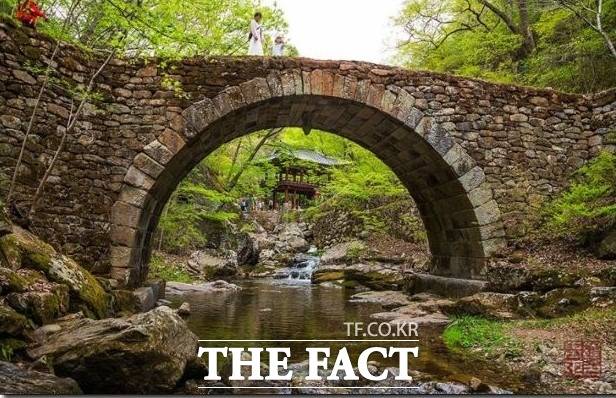 선암사의 대표적 보물 승선교 모습. 조선 숙종 24년인 1698년에 축조된 것으로 알려지고 있다. /더팩트DB