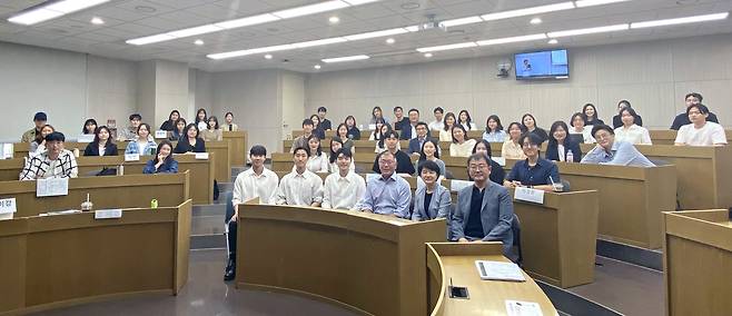 정의선 현대차그룹 회장이 지난 11일 연세대 경영대의 한 강의실에서 수업 참관을 한 후 학생들과 기념촬영을 한 모습./연세대