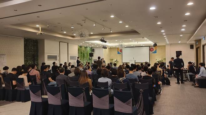 지난 21일 서울 노원구 화랑로 석계역 인근의 한 웨딩홀에서 장위11의4구역 정기총회가 열리고 있다. /채민석 기자