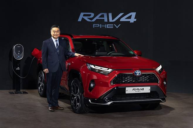 콘야마 마나부 한국토요타 대표가 지난 2월 국내에 출시한 플러그인하이브리드 SUV RAV4 PHEV 앞에 서있다./한국토요타 제공