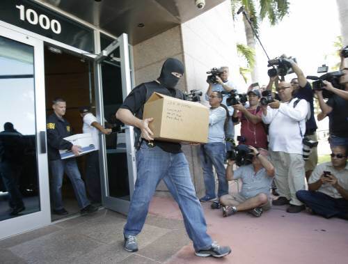 FBI 수사관들의 수사 모습. AP 뉴시스